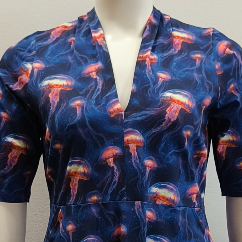 Blå plus size kjole med vandmænd fra Amamiko - Takasaki Jellyfish