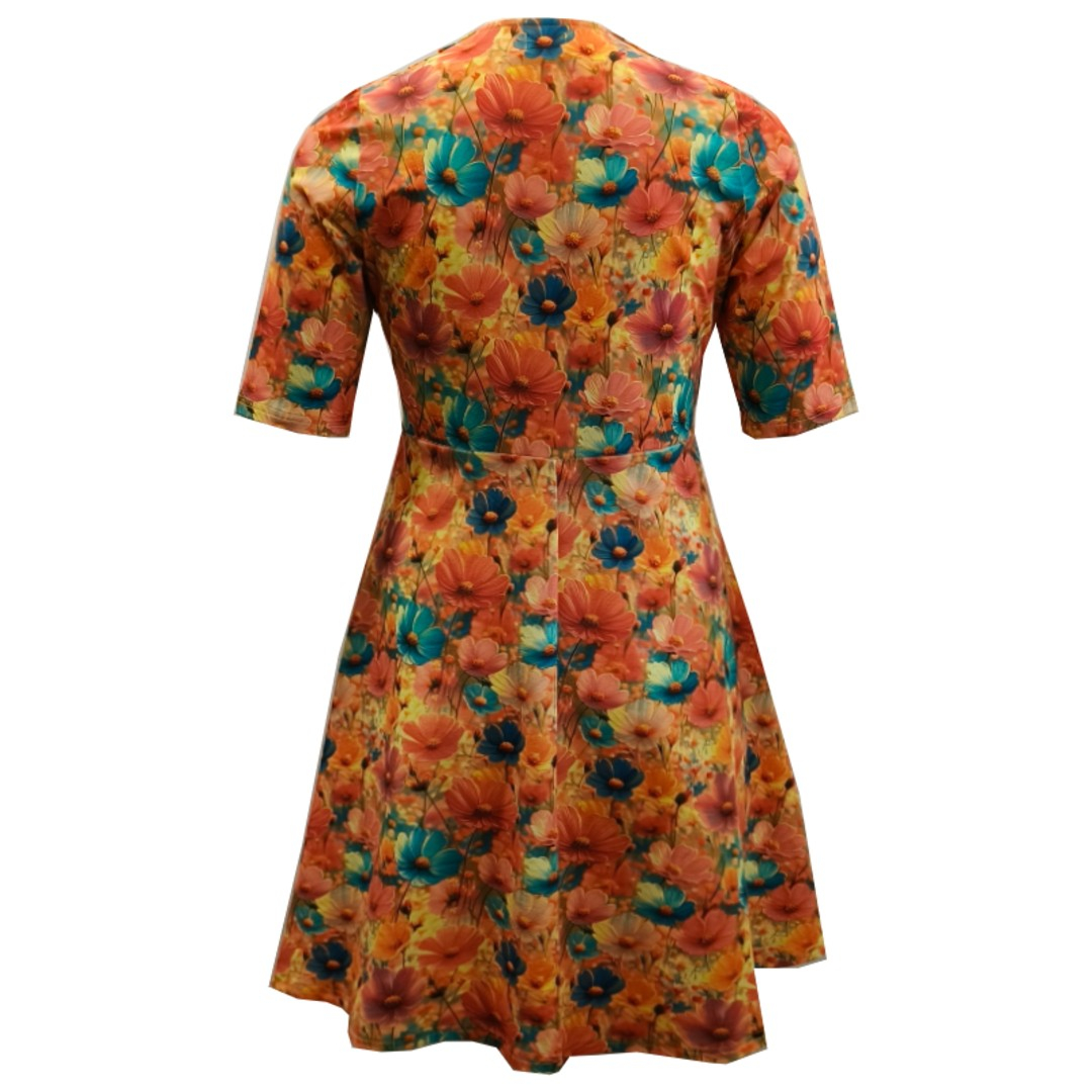 Plus size kjole med blomster fra Amamiko - Takasaki Queen Daisy