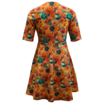 Plus size kjole med blomster fra Amamiko - Takasaki Queen Daisy