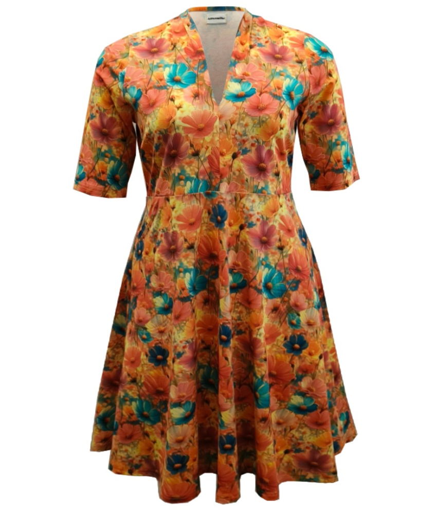 Plus size kjole med blomster fra Amamiko - Takasaki Queen Daisy