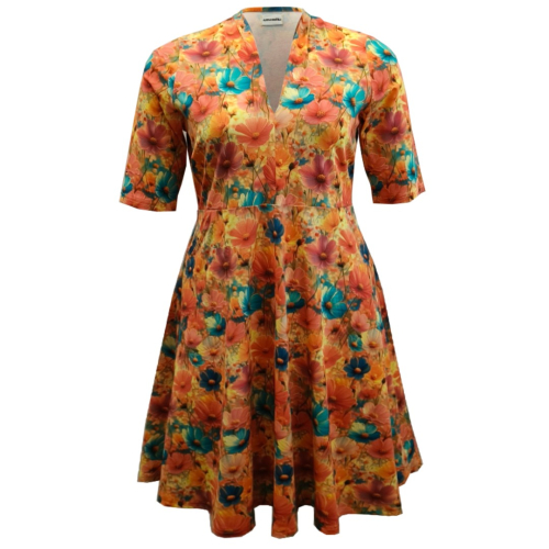 Plus size kjole med blomster fra Amamiko - Takasaki Queen Daisy