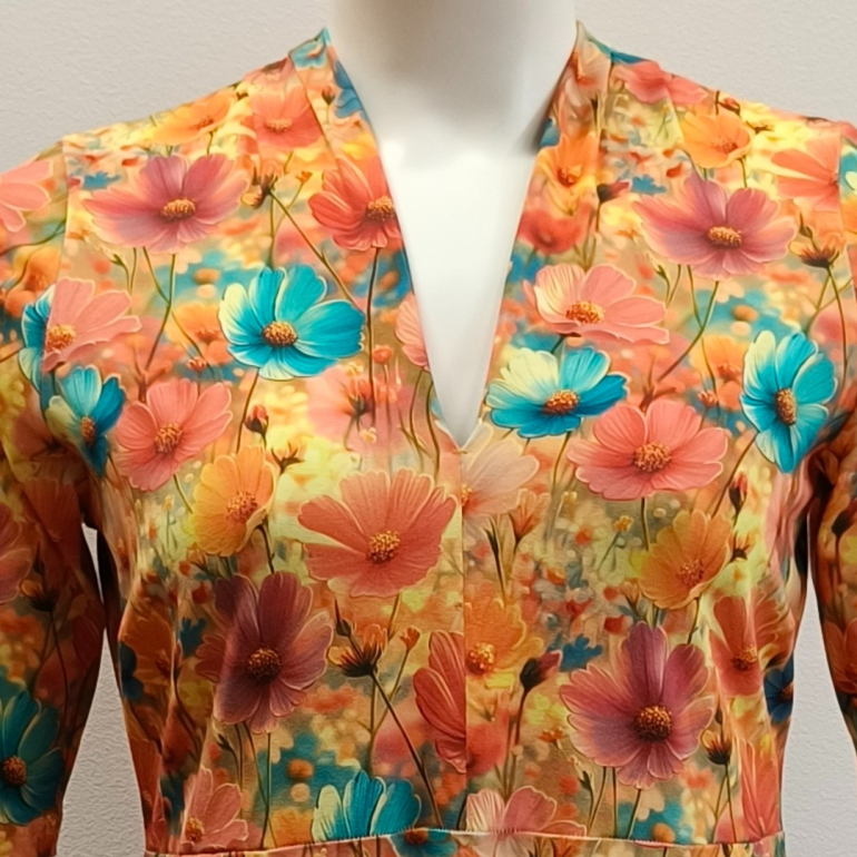 Plus size kjole med blomster fra Amamiko - Takasaki Queen Daisy