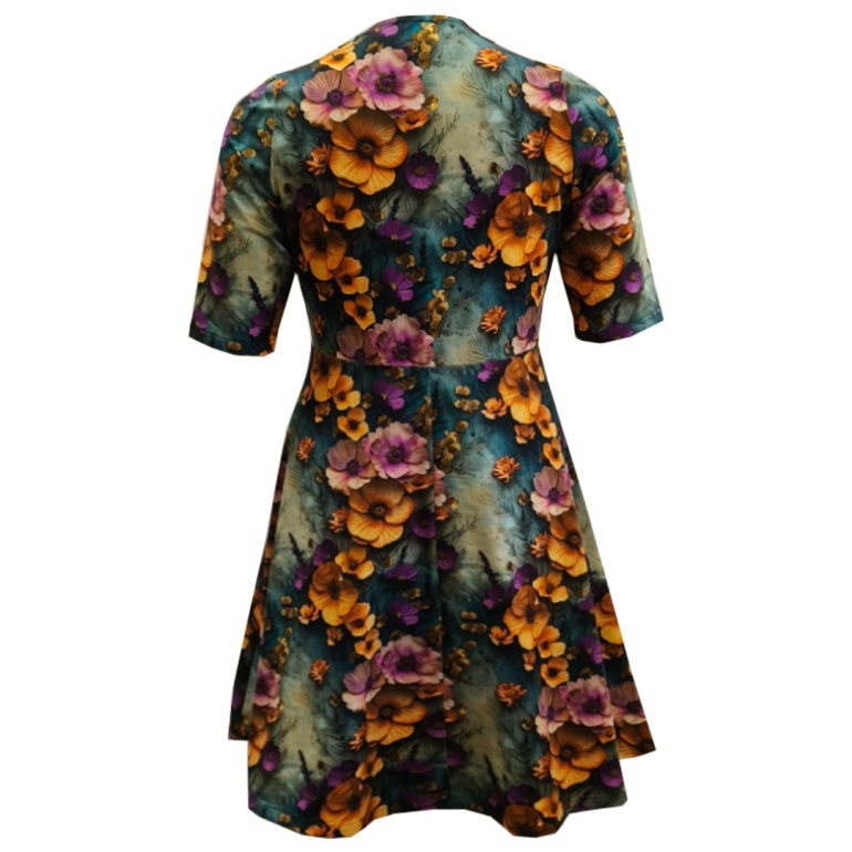 Grå plus size kjole med blomster fra Amamiko - Takasaki Antique Flower