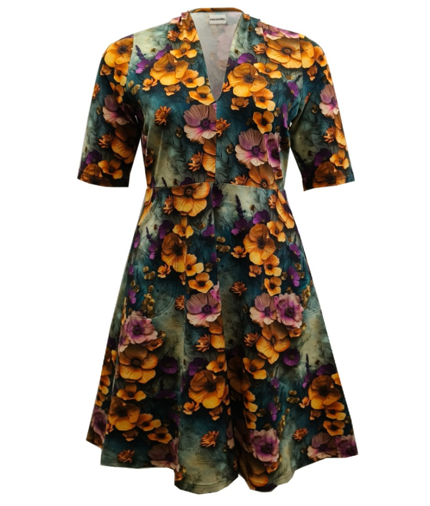 Grå plus size kjole med blomster fra Amamiko - Takasaki Antique Flower