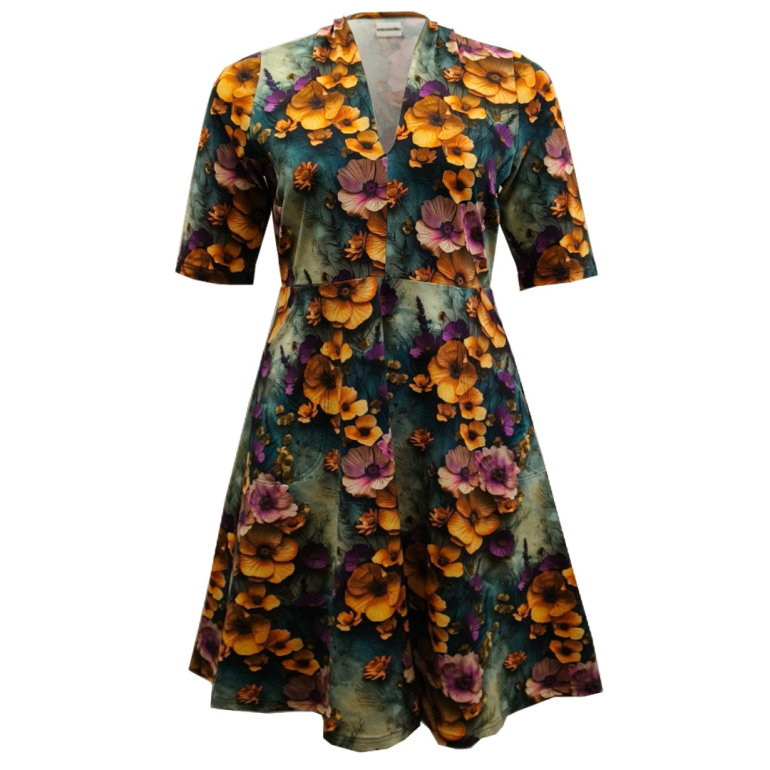 Grå plus size kjole med blomster fra Amamiko - Takasaki Antique Flower