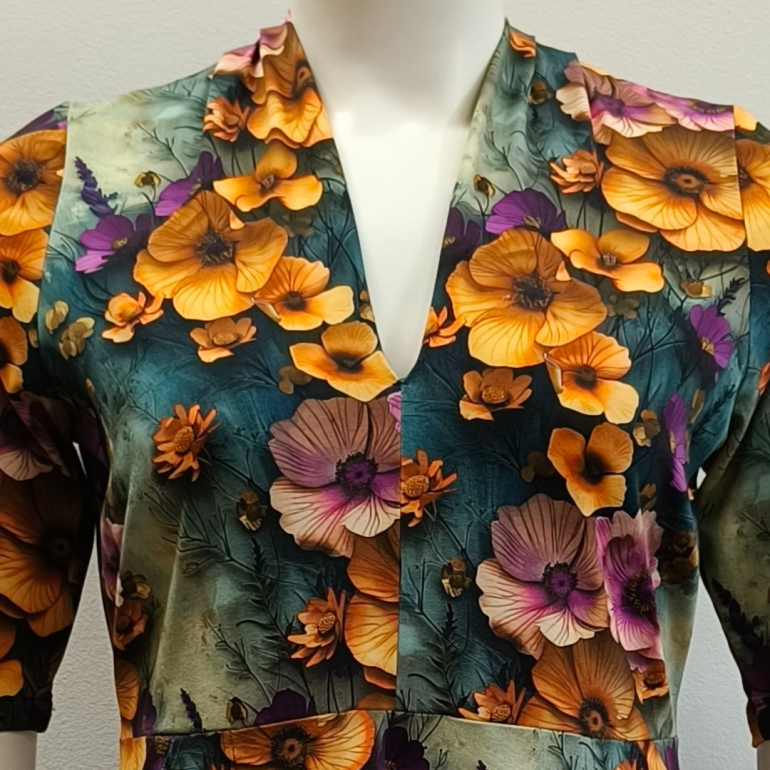 Grå plus size kjole med blomster fra Amamiko - Takasaki Antique Flower