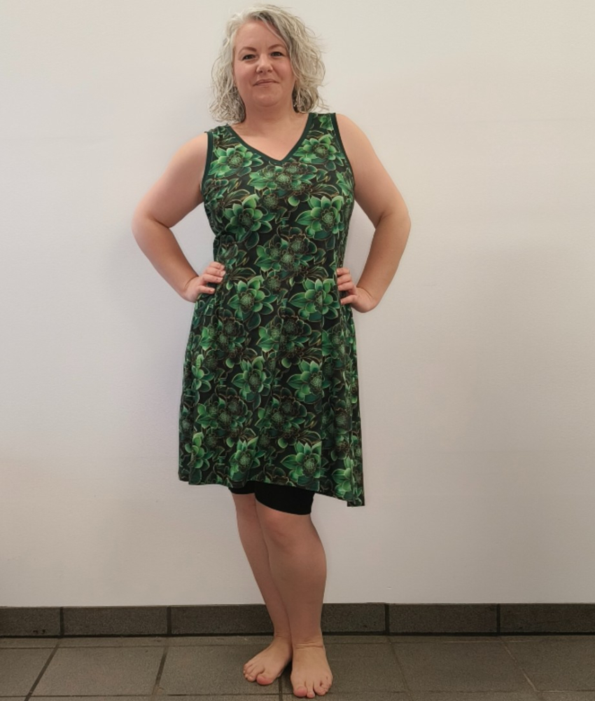 Grøn plus size sommerkjole med sukkulenter - Tulla Succulent