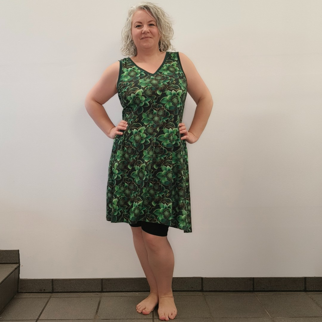 Grøn plus size sommerkjole med sukkulenter - Tulla Succulent