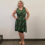 Grøn plus size sommerkjole med sukkulenter - Tulla Succulent