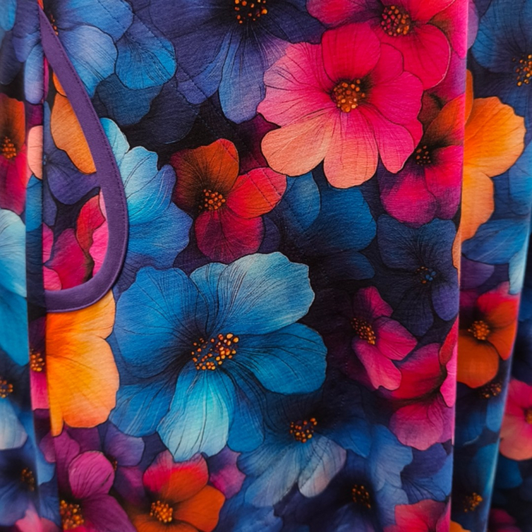 Lilla plus size sommerkjole med blomster - Tulla Purple Summer