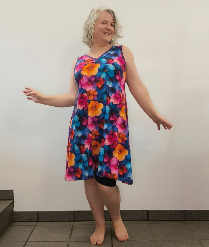 Lilla plus size sommerkjole med blomster - Tulla Purple Summer