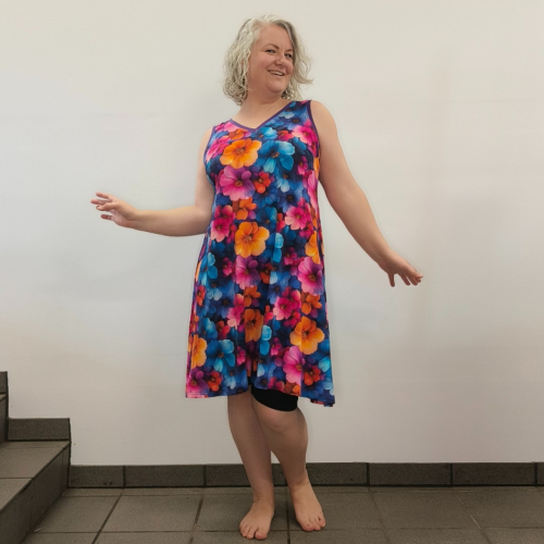 Lilla plus size sommerkjole med blomster - Tulla Purple Summer