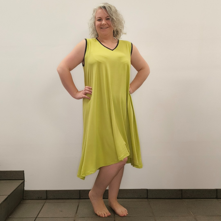 Lime grøn plus size sommerkjole i modal. Moon Soft Lime