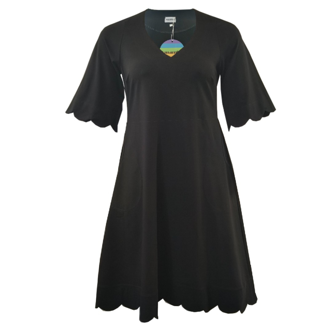 A-formet plus size kjole i sort - Nami Black