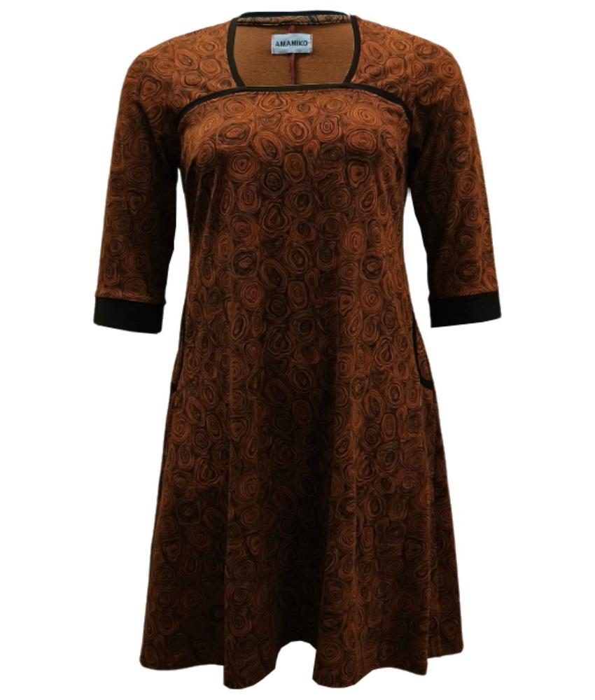 A-formet plus size kjole i brun med doodles - Tokyo Chocolate Doodles