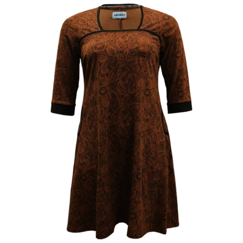 A-formet plus size kjole i brun med doodles - Tokyo Chocolate Doodles