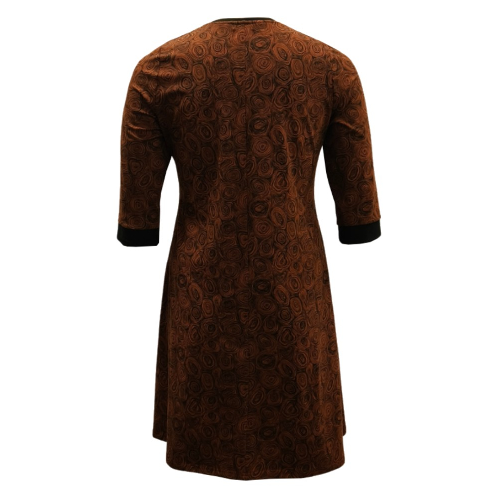 A-formet plus size kjole i brun med doodles - Tokyo Chocolate Doodles