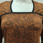 A-formet plus size kjole i brun med doodles - Tokyo Chocolate Doodles