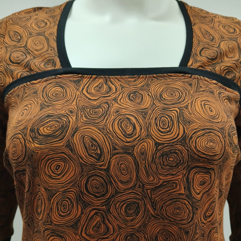 A-formet plus size kjole i brun med doodles - Tokyo Chocolate Doodles