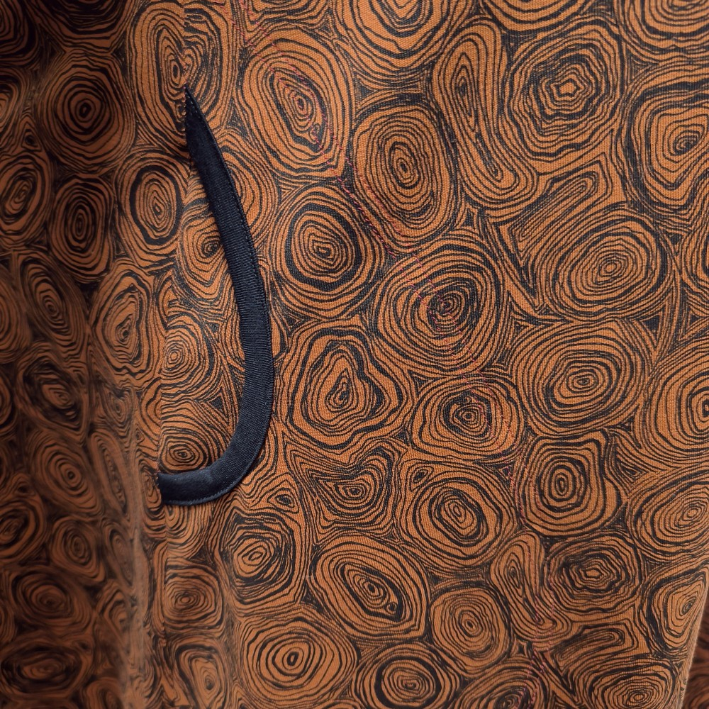 A-formet plus size kjole i brun med doodles - Tokyo Chocolate Doodles