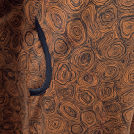 A-formet plus size kjole i brun med doodles - Tokyo Chocolate Doodles