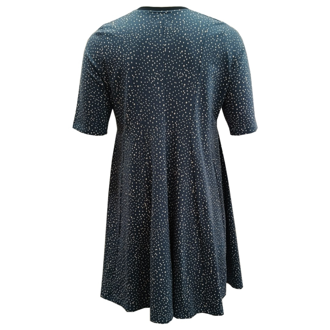 Løs blå Plus Size kjole med prikker - Emi Blue Dot