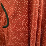 Løs rødbrun Plus Size kjole med nistre - Emi Terra Confetti