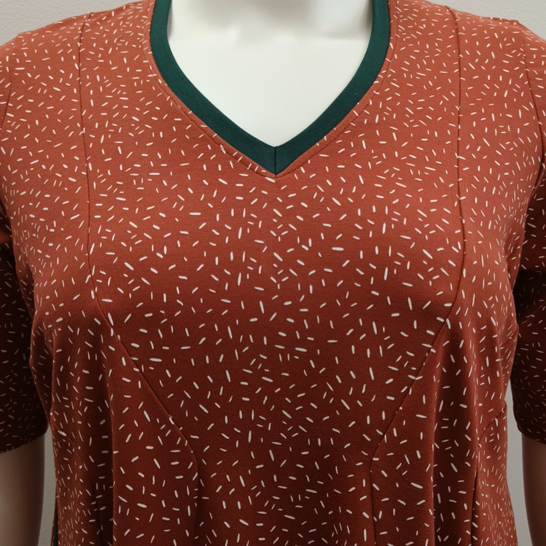 Løs rødbrun Plus Size kjole med nistre - Emi Terra Confetti