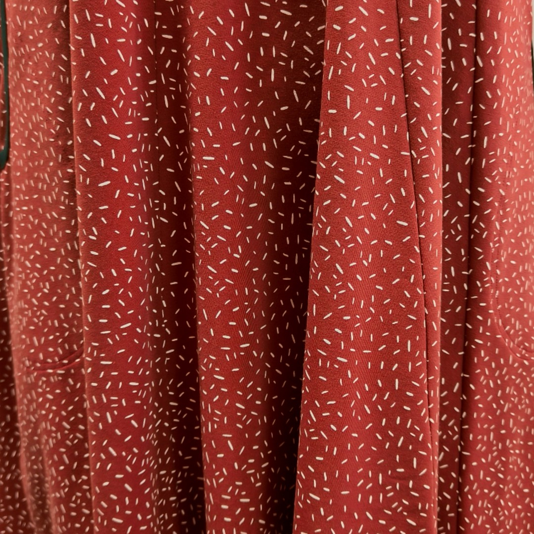 Løs rødbrun Plus Size kjole med nistre - Emi Terra Confetti