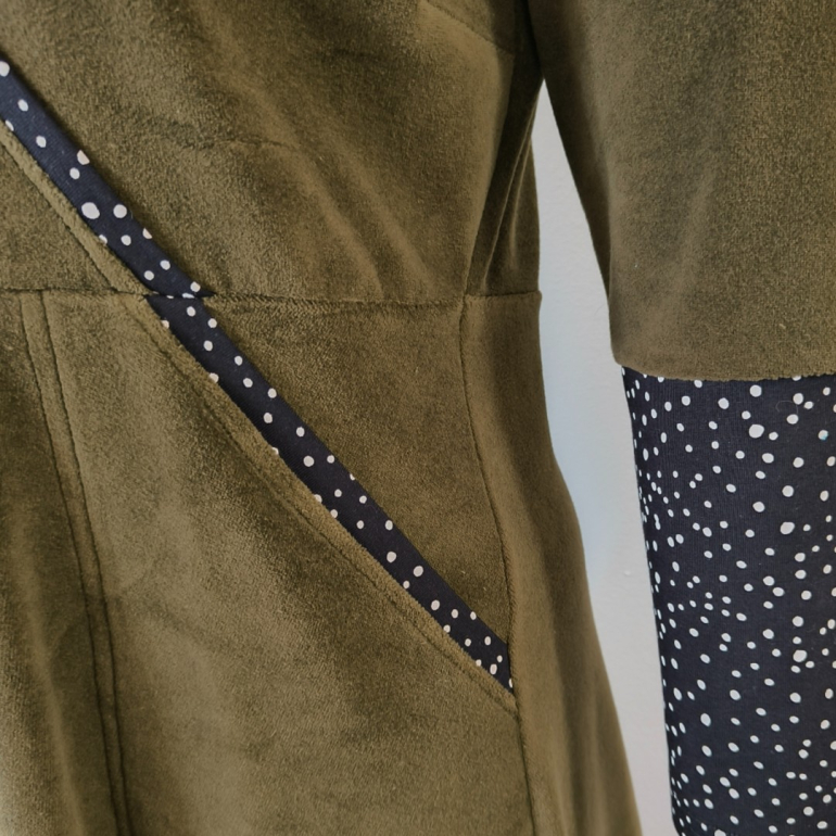 Langærmet kjole i army grøn velour - Bika Army Velvet