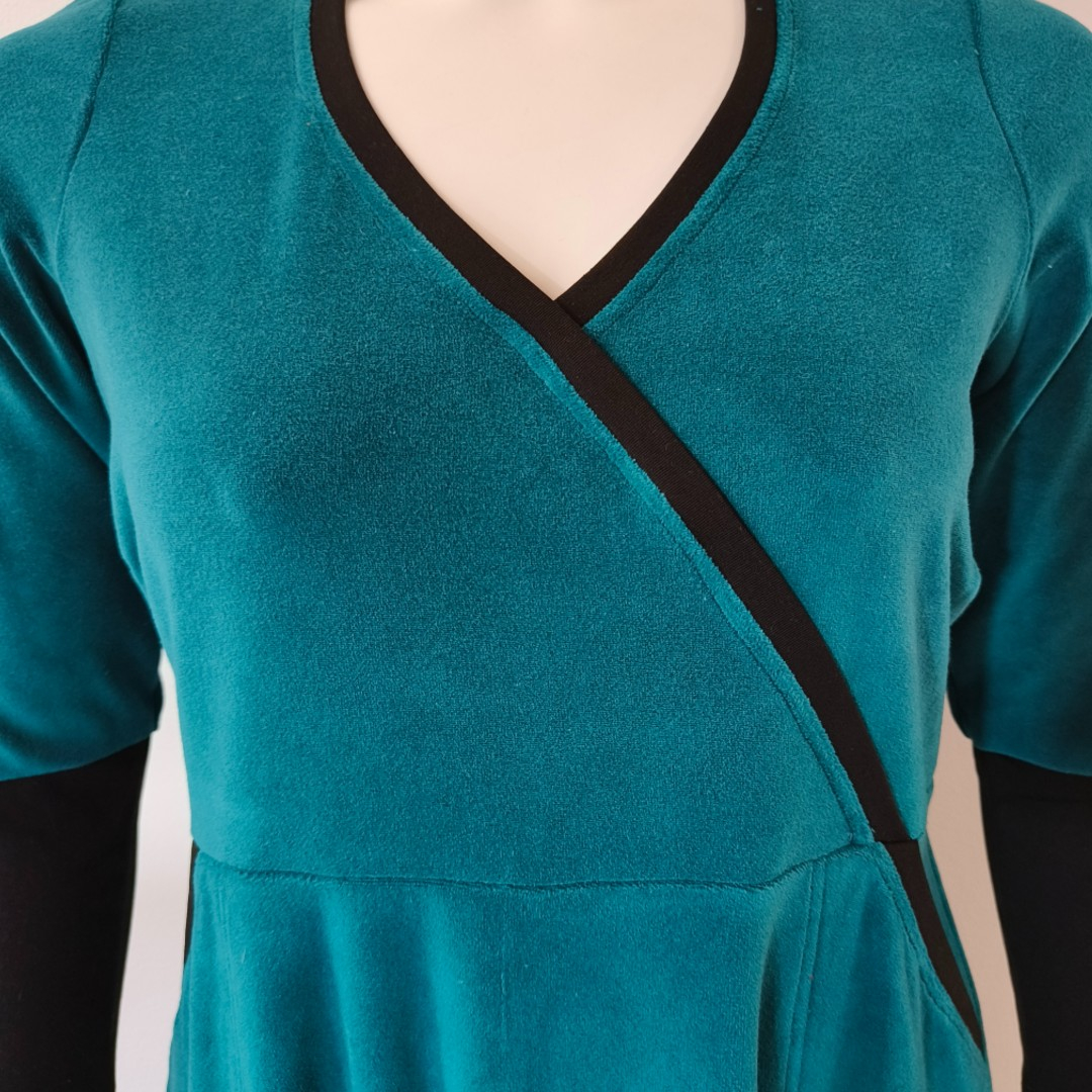 Langærmet kjole i petroleumsblå velour - Bika Petrol Velvet