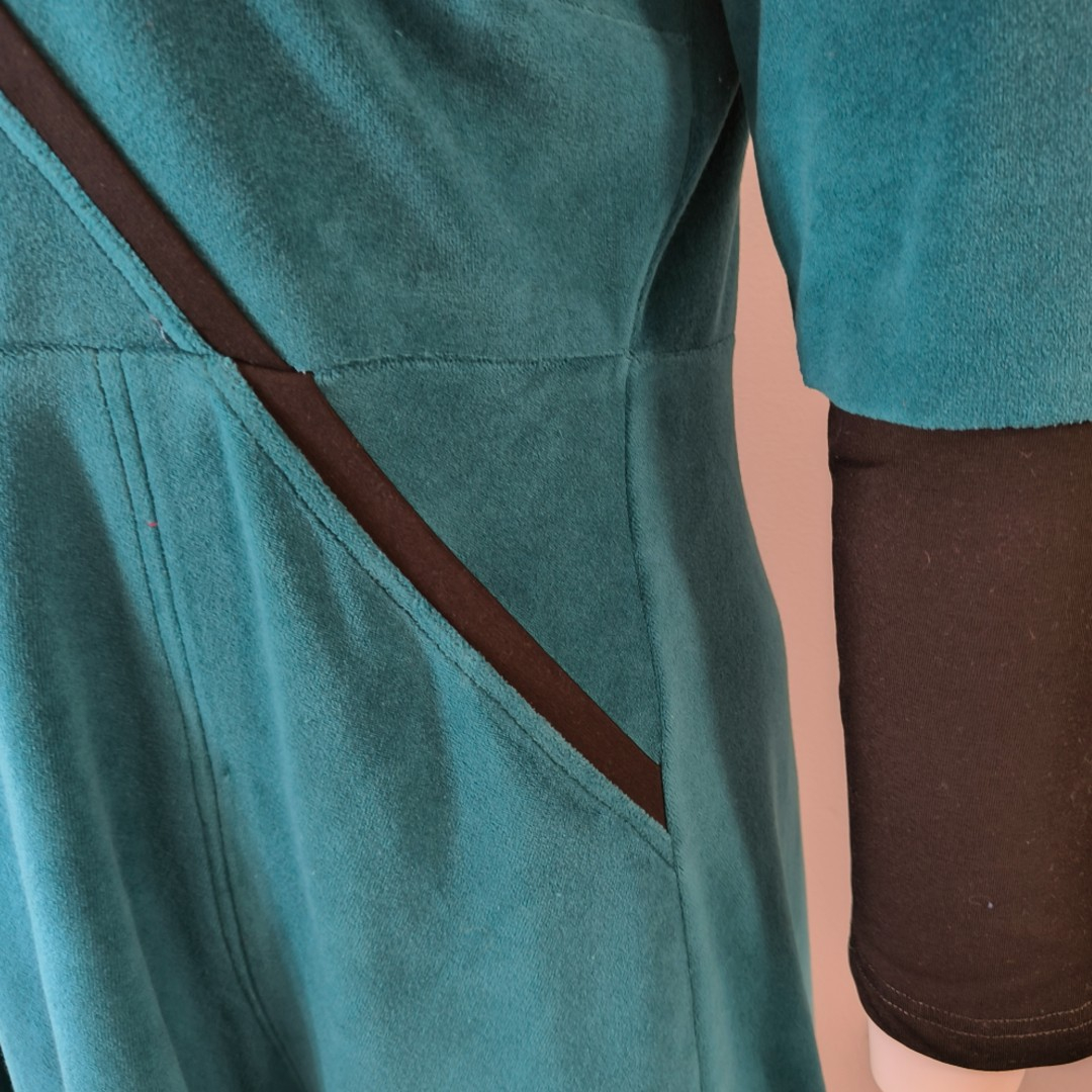 Langærmet kjole i petroleumsblå velour - Bika Petrol Velvet