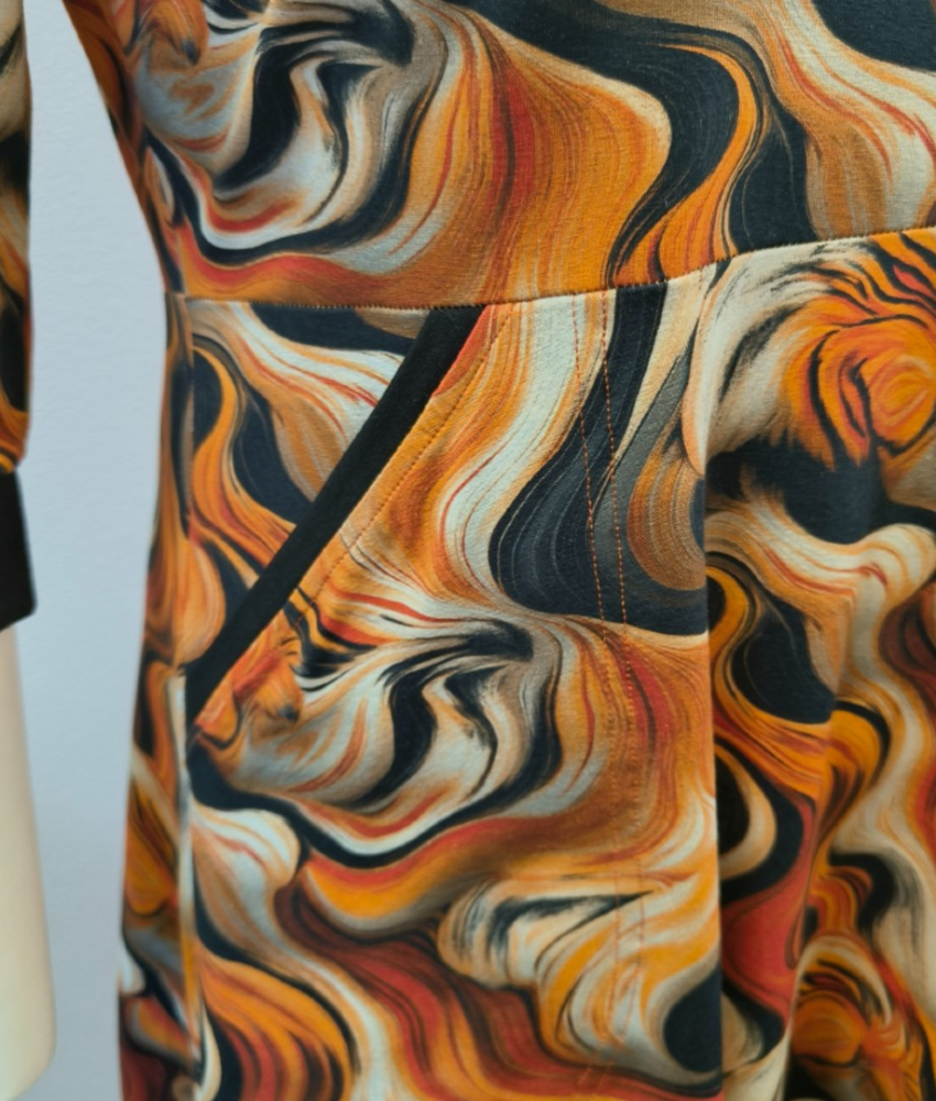 Gul plus size kjole med tigerstriber - Genkei Eye Of The Tiger