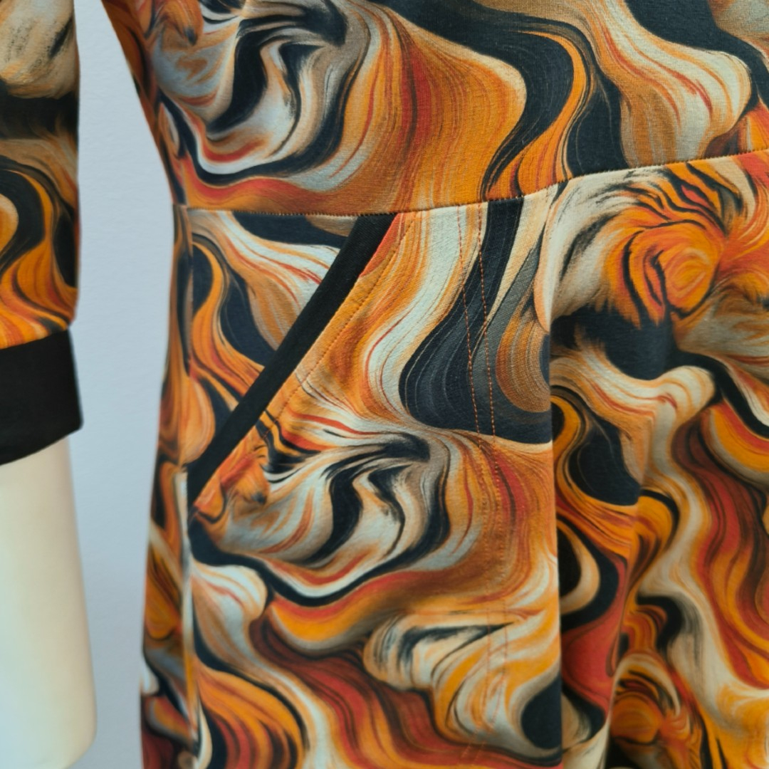 Gul plus size kjole med tigerstriber - Genkei Eye Of The Tiger