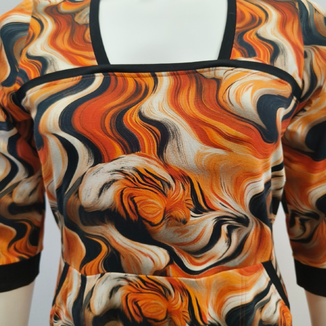 Gul plus size kjole med tigerstriber - Genkei Eye Of The Tiger