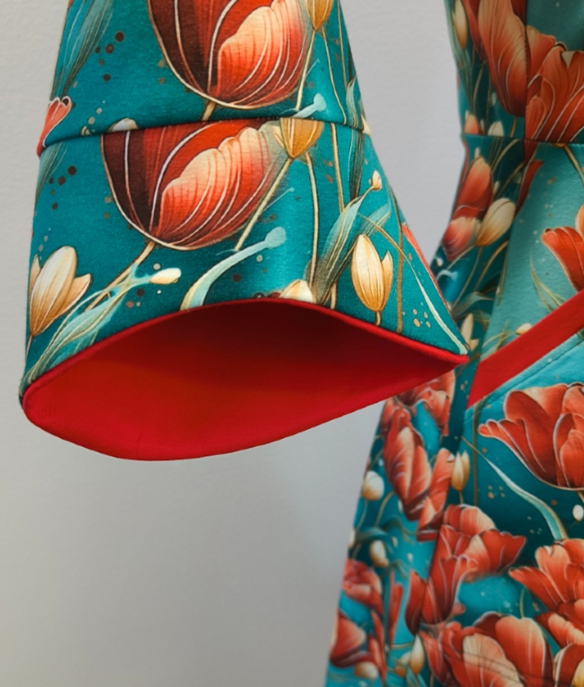 Turkis plus size kjole med rde tulipaner - Genkei Red Tulips