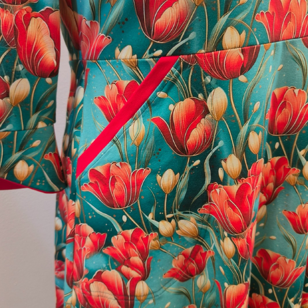 Turkis plus size kjole med rde tulipaner - Genkei Red Tulips