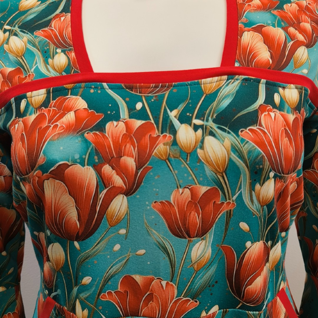 Turkis plus size kjole med rde tulipaner - Genkei Red Tulips