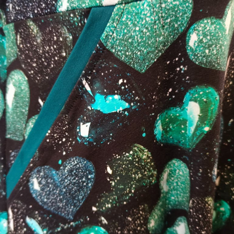 Plus size kjole med glimtende hjerter - Bika Glitter Heart
