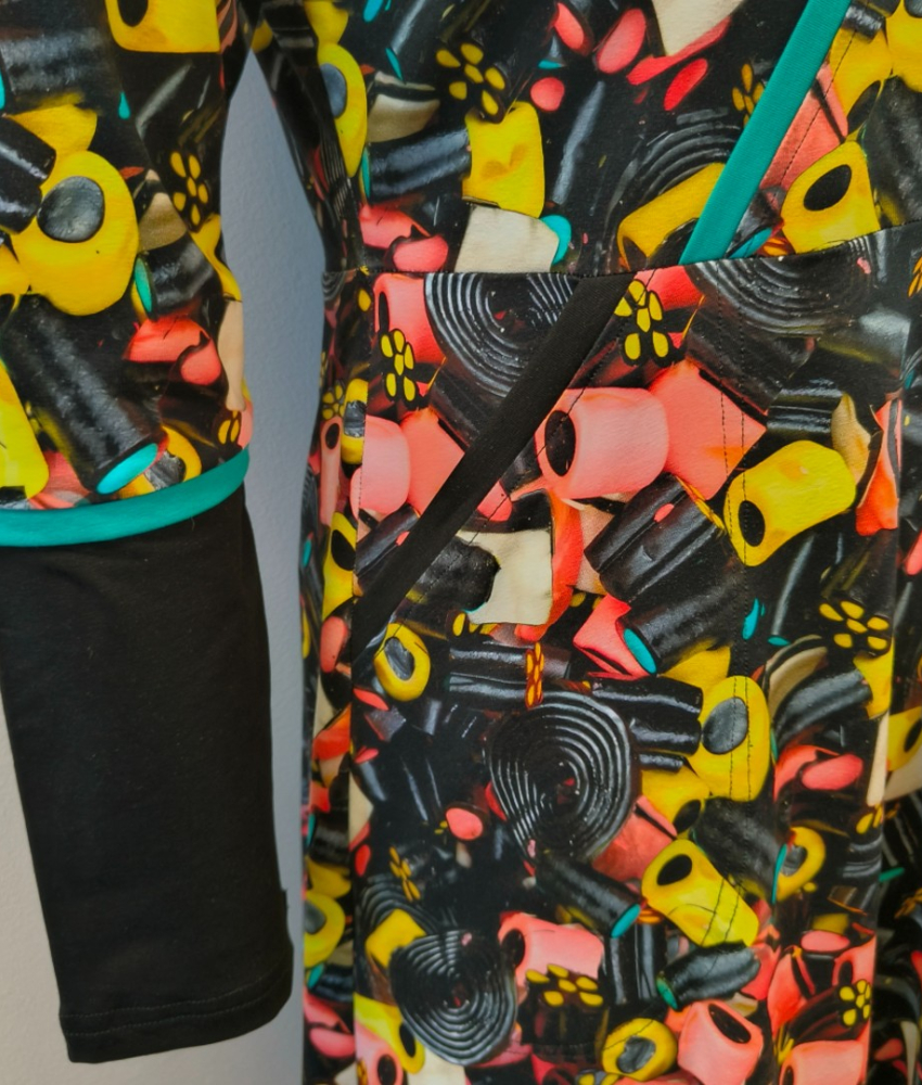 Plus size kjole med lakridskonfekt - Bika Liquorice