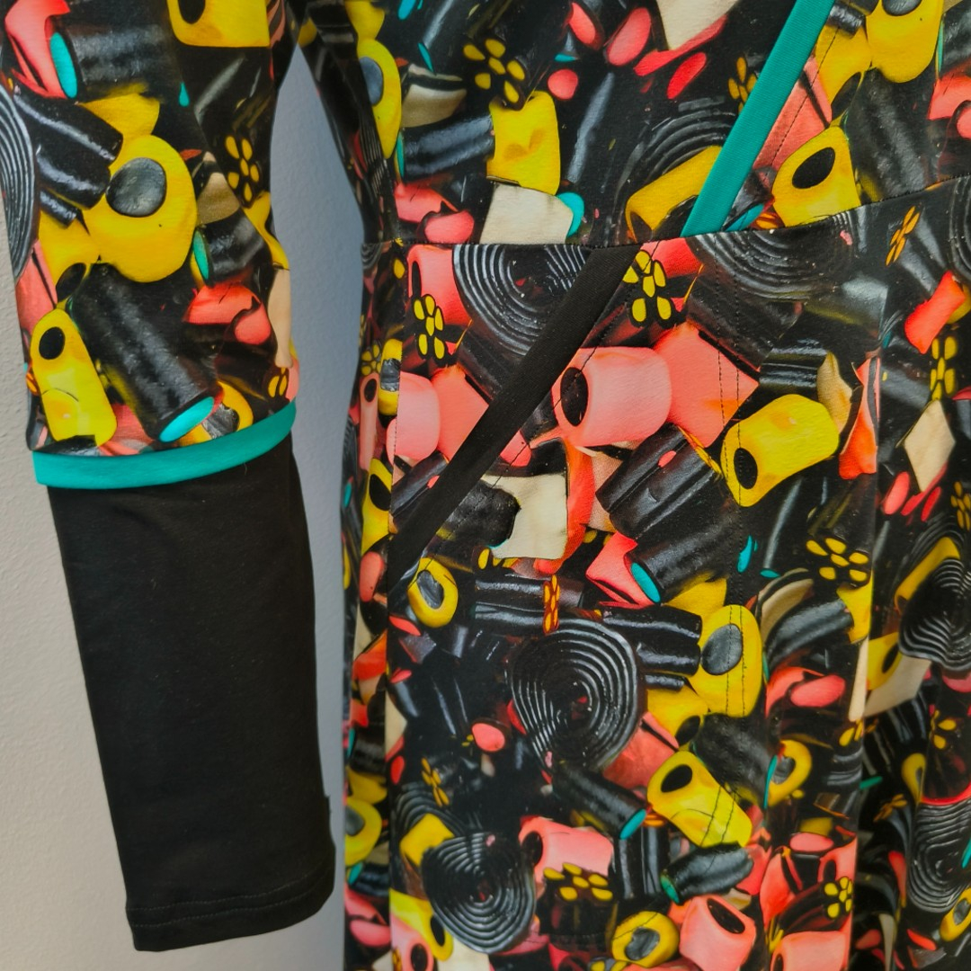 Plus size kjole med lakridskonfekt - Bika Liquorice