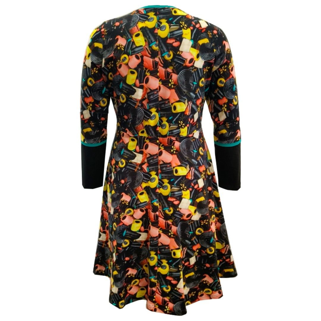 Plus size kjole med lakridskonfekt - Bika Liquorice