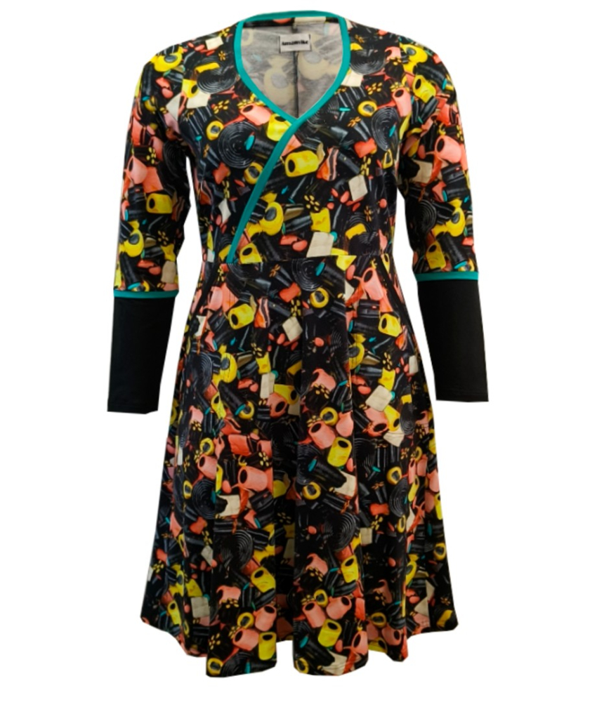 Plus size kjole med lakridskonfekt - Bika Liquorice