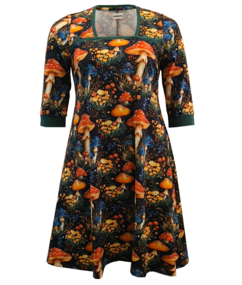 Sort A-formet plus size kjole med skovsvampe - Tokyo Mushroom Hunting