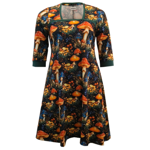 Sort A-formet plus size kjole med skovsvampe - Tokyo Mushroom Hunting