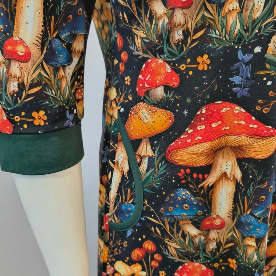 Sort A-formet plus size kjole med skovsvampe - Tokyo Mushroom Hunting