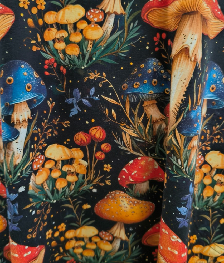 Sort A-formet plus size kjole med skovsvampe - Tokyo Mushroom Hunting