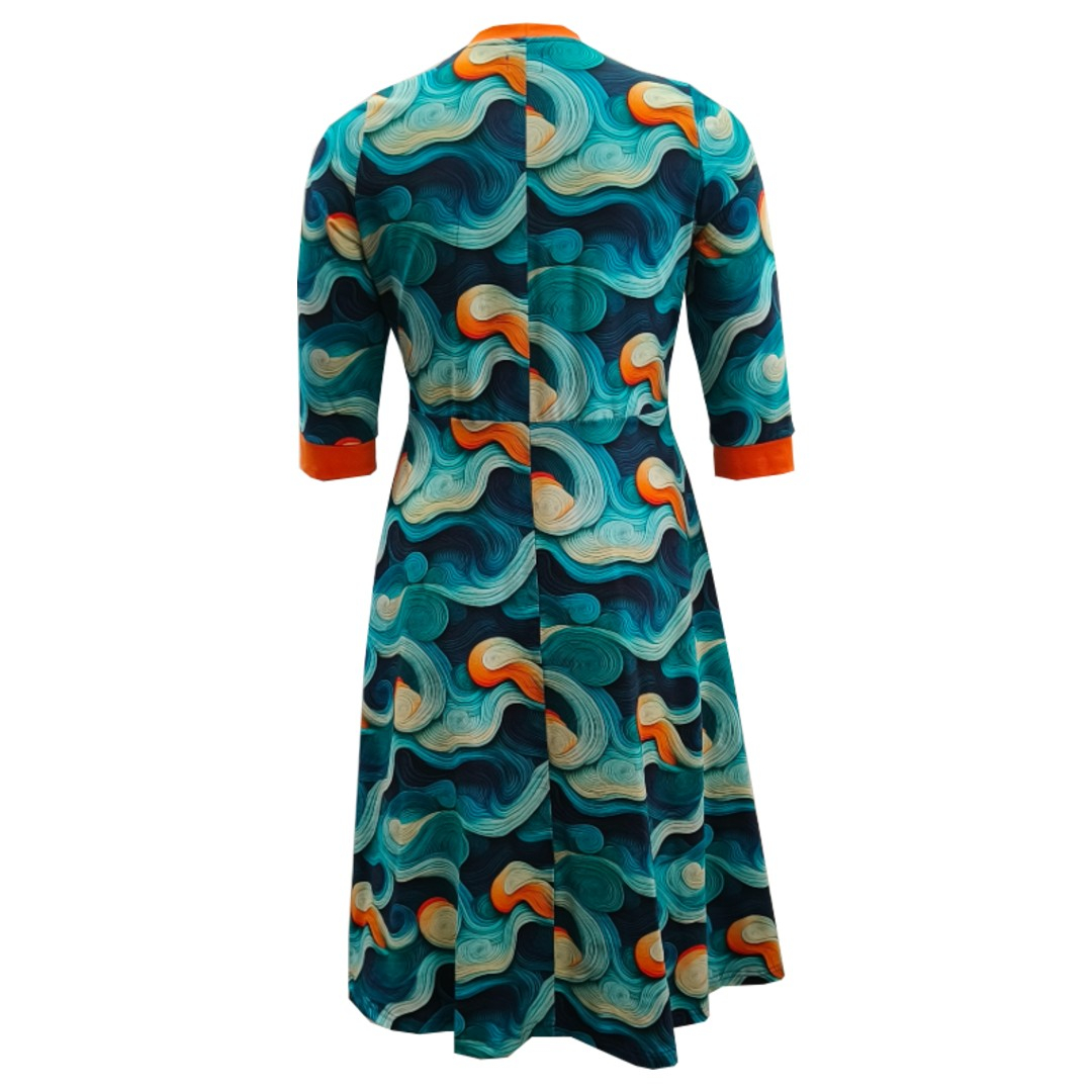 Plus size kjole med v-hals og blå bølger - Dana Blue Waves