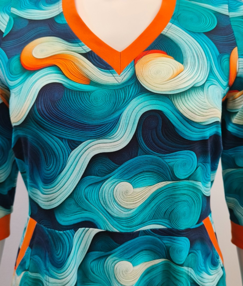 Plus size kjole med v-hals og blå bølger - Dana Blue Waves