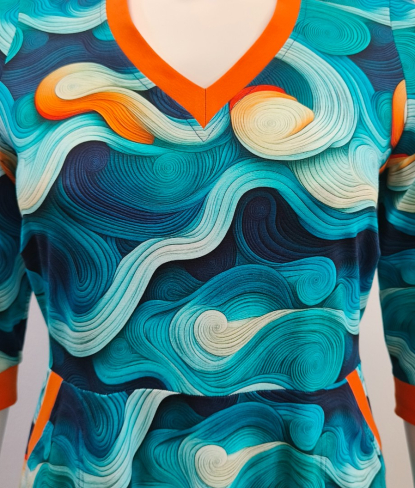 Plus size kjole med v-hals og blå bølger - Dana Blue Waves
